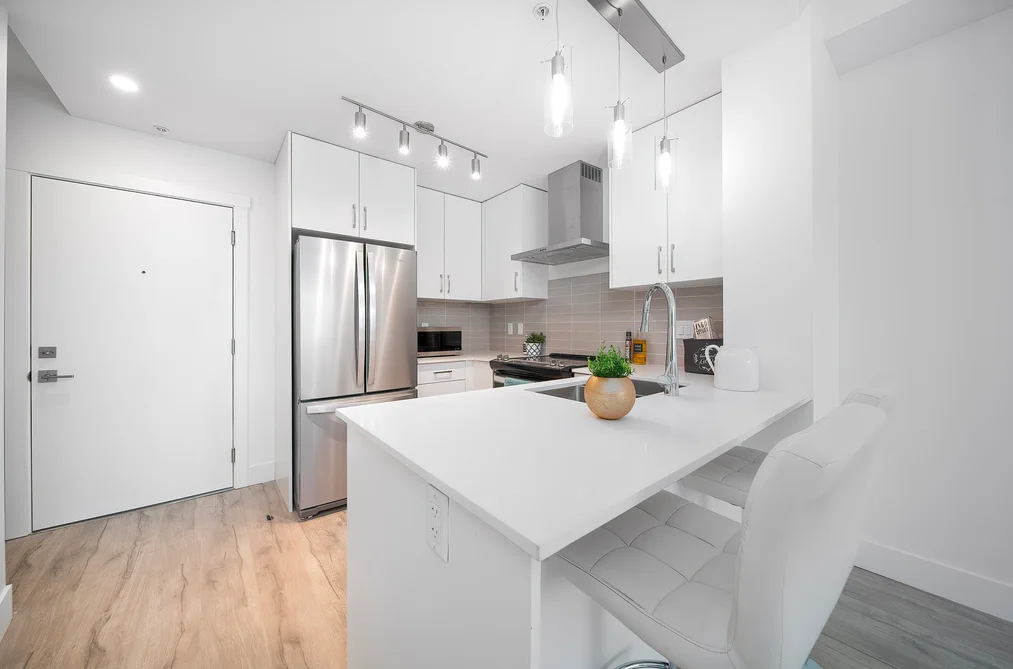 301 6338 KING GEORGE BOULEVARD, Surrey BC V3X 1E9, Surrey BC — Residential for Sale - Photo 2