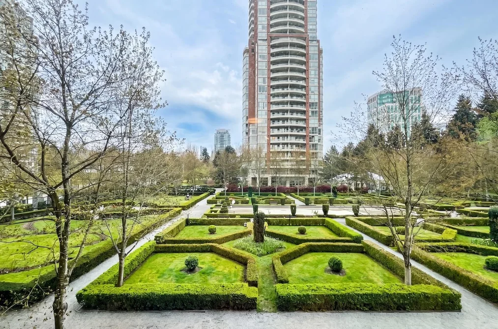 301 7368 SANDBORNE AVENUE, Burnaby BC V3N 5C5, Burnaby BC — Residential for Sale - Photo 2
