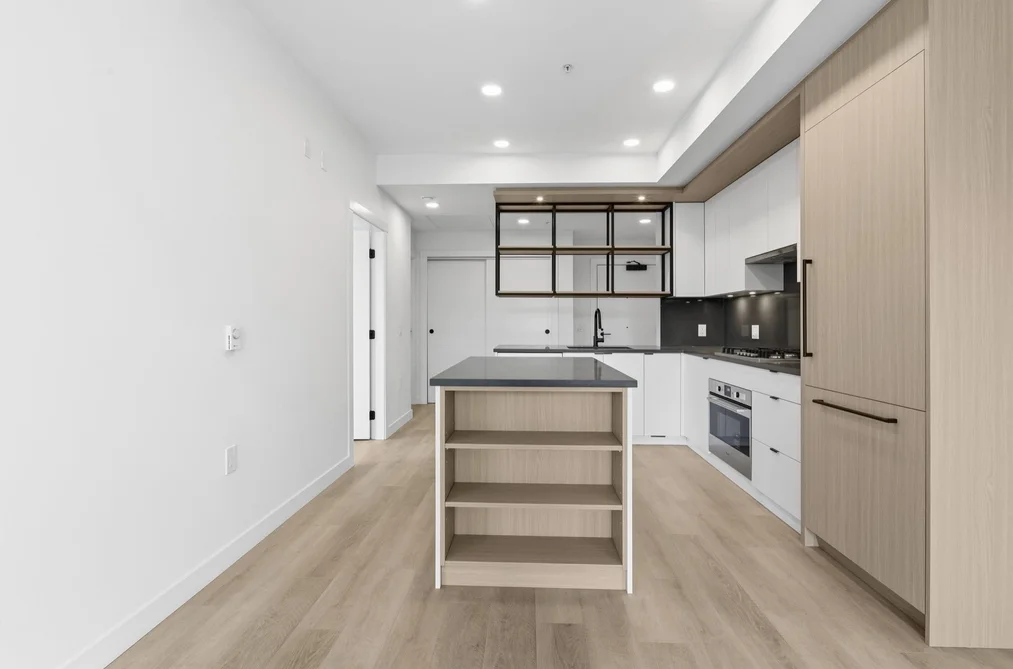 302 2268 E BROADWAY, Vancouver BC V5N 0L2, Vancouver BC — Residential for Sale — Photo 2 of 28
