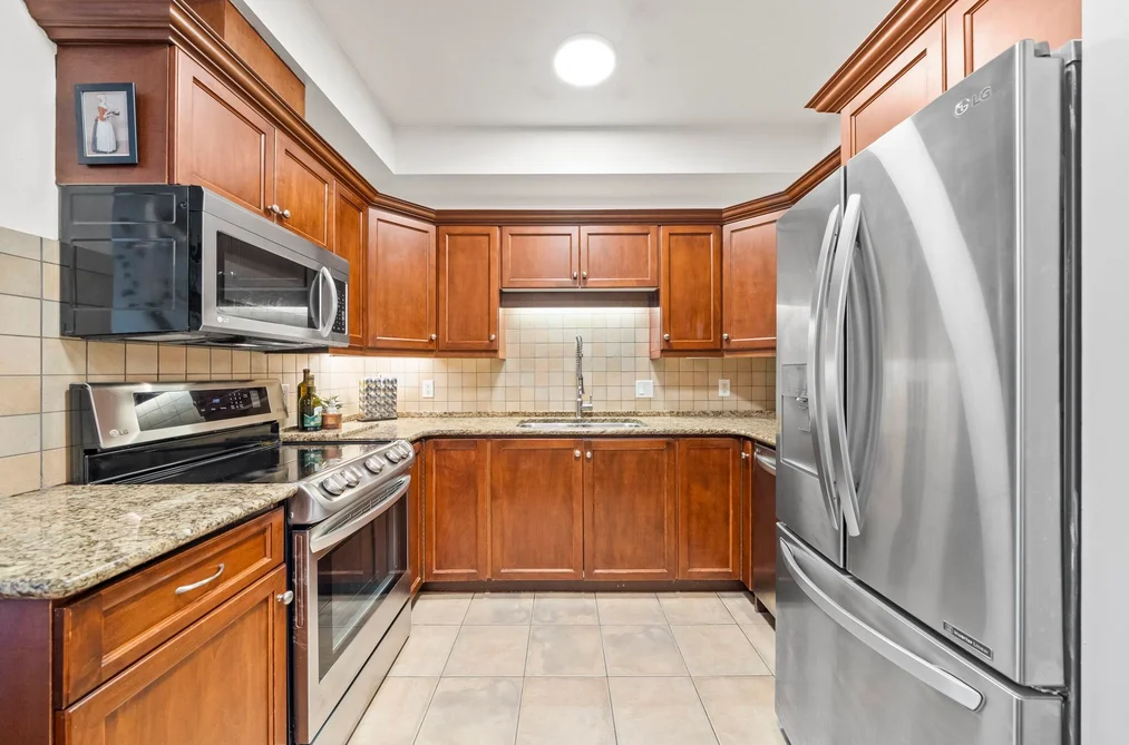 302 2488 WELCHER AVENUE, Port Coquitlam BC V3C 1X7, Port Coquitlam BC — Residential for Sale - Photo 2