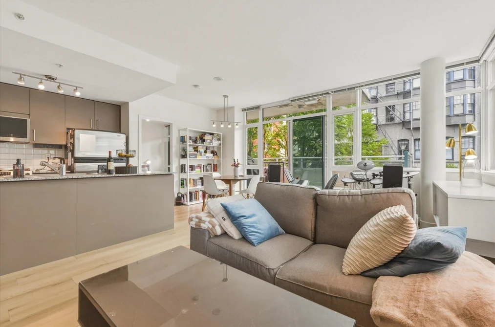 Condo for sale at 303 100 E Esplanade North Vancouver British Columbia - MLS: R3127578