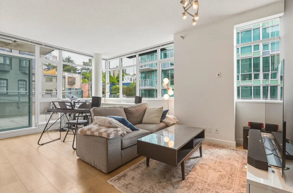 303 100 E ESPLANADE, North Vancouver BC V7L 4V1, North Vancouver BC — Residential for Sale - Photo 2