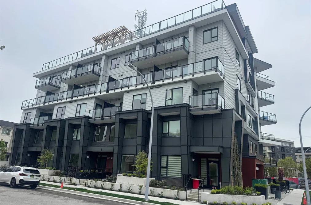 Condo for sale at 303 15739 Fraser Highway Surrey British Columbia - MLS: R3110527