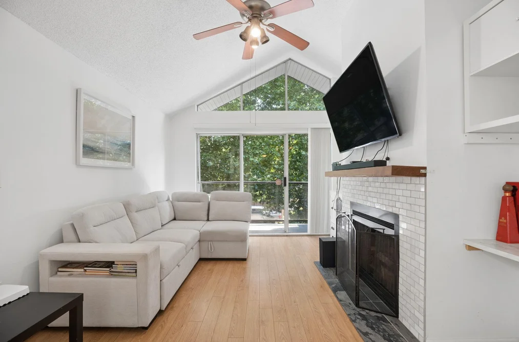 303 230 MOWAT STREET, New Westminster, BC — Residential for Sale — Photo 3 of 40