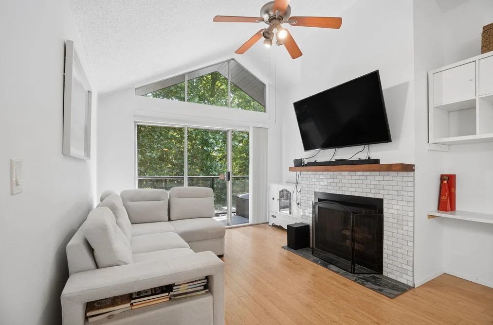 303 230 MOWAT STREET, New Westminster, BC — Residential for Sale — Photo 4 of 40
