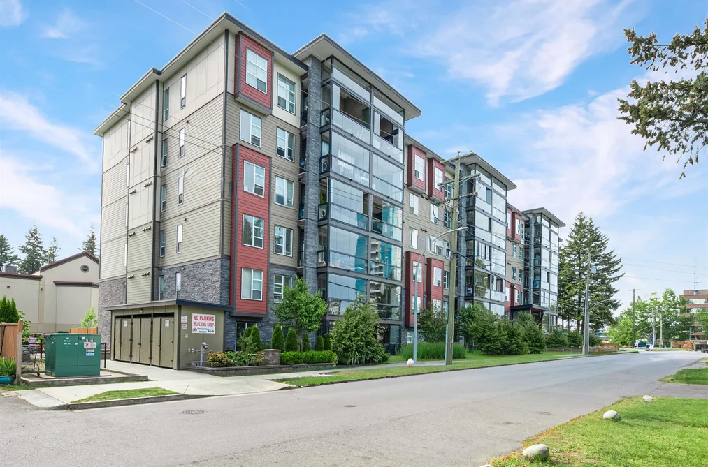 Condo for sale at 303 2649 James Street Abbotsford British Columbia - MLS: R3129677