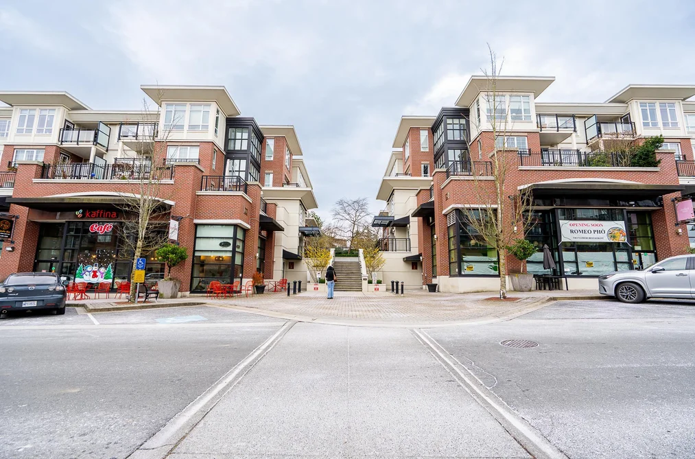 Condo for sale at 303 2950 King George Boulevard Surrey British Columbia - MLS: R3094452