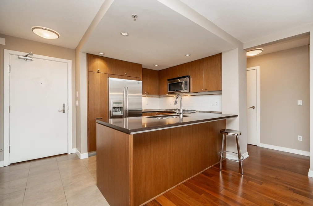 303 2950 KING GEORGE BOULEVARD, Surrey BC V4P 0E5, Surrey BC — Residential for Sale - Photo 2