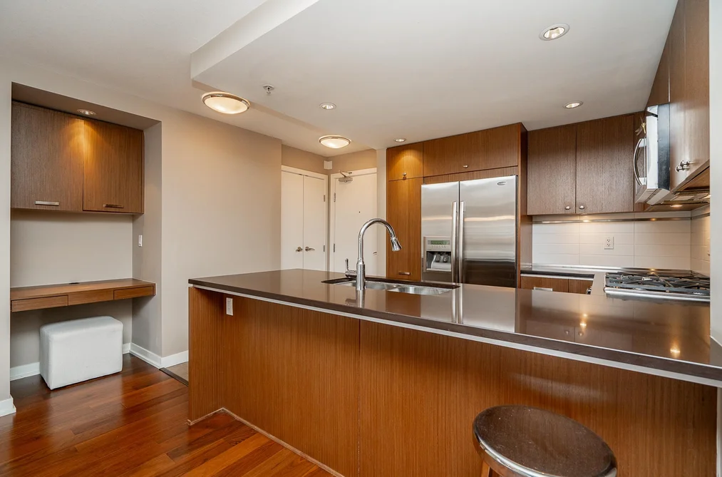 303 2950 KING GEORGE BOULEVARD, Surrey BC V4P 0E5, Surrey BC — Residential for Sale - Photo 3