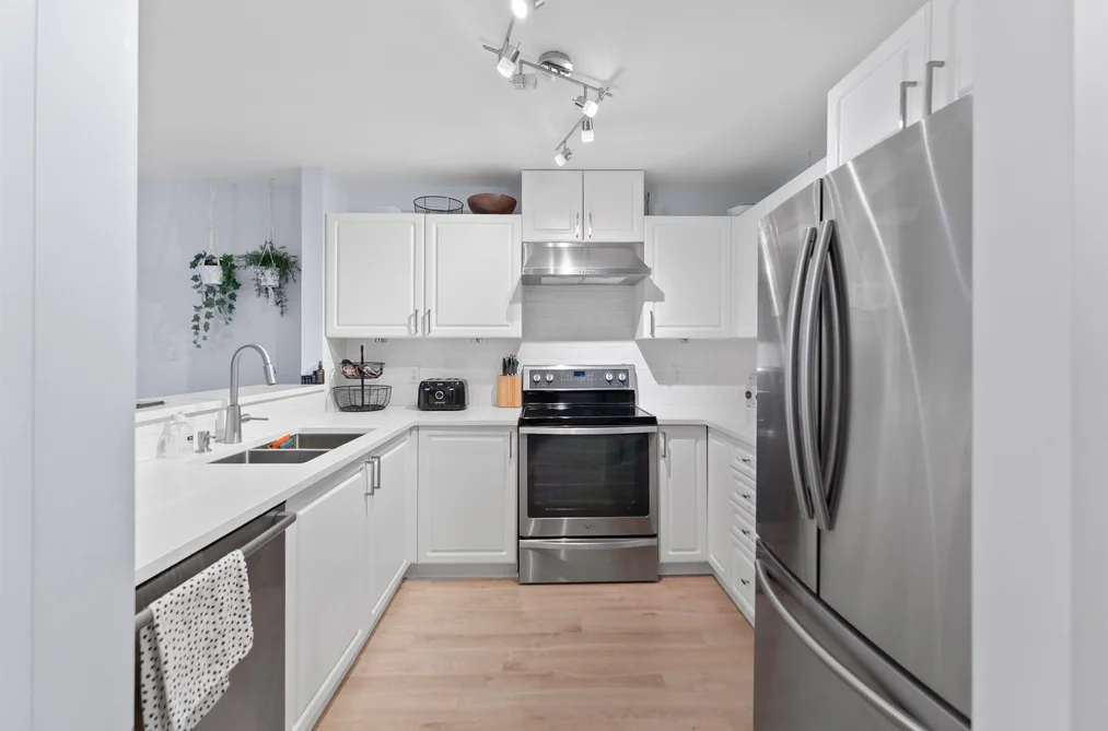 304 137 W 17TH STREET, North Vancouver BC V7M 1V5, North Vancouver BC — Residential for Sale - Photo 2