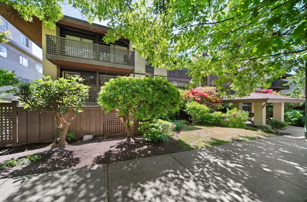 Condo for sale at 304 141 W 13th Street North Vancouver British Columbia - MLS: R3130305
