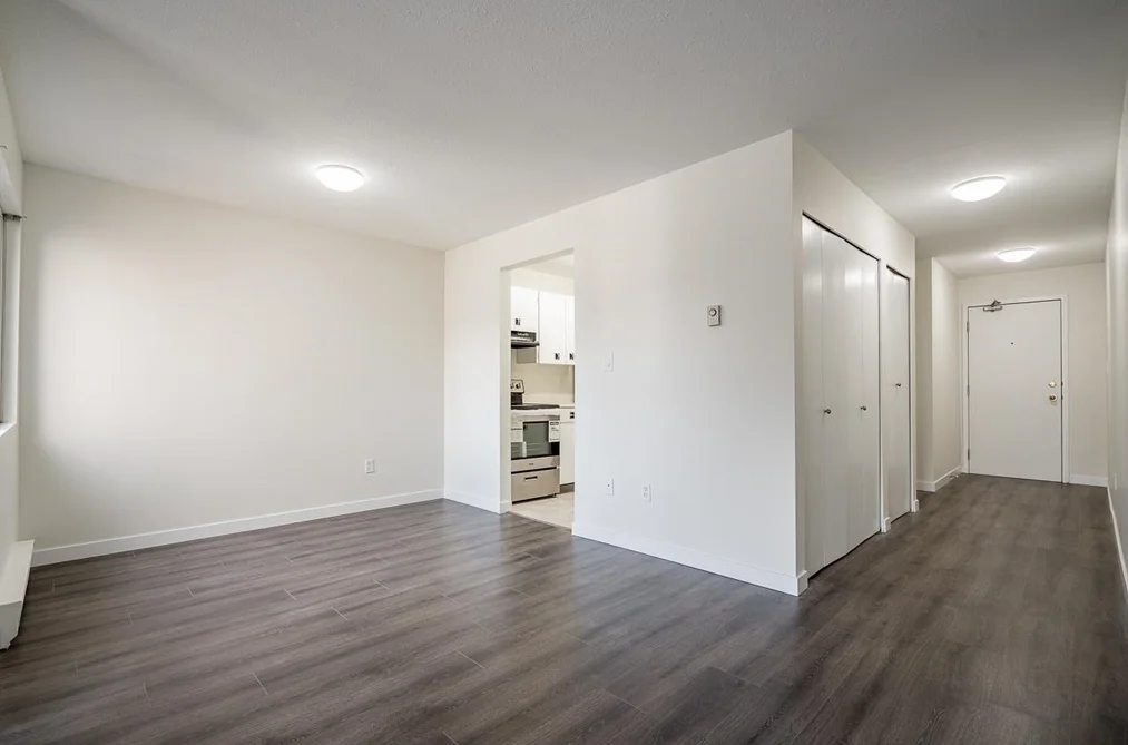 304 33850 FERN STREET, Abbotsford BC V2S 6C3, Abbotsford BC — Residential for Sale - Photo 2
