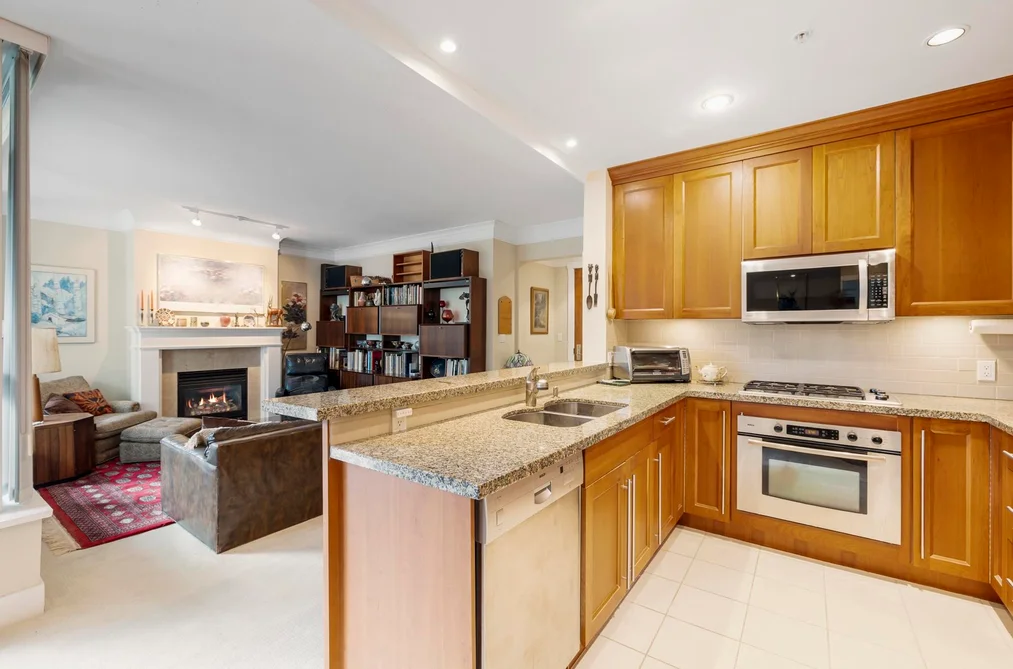 Condo for sale at 304 4685 Valley Drive Vancouver British Columbia - MLS: R3129130