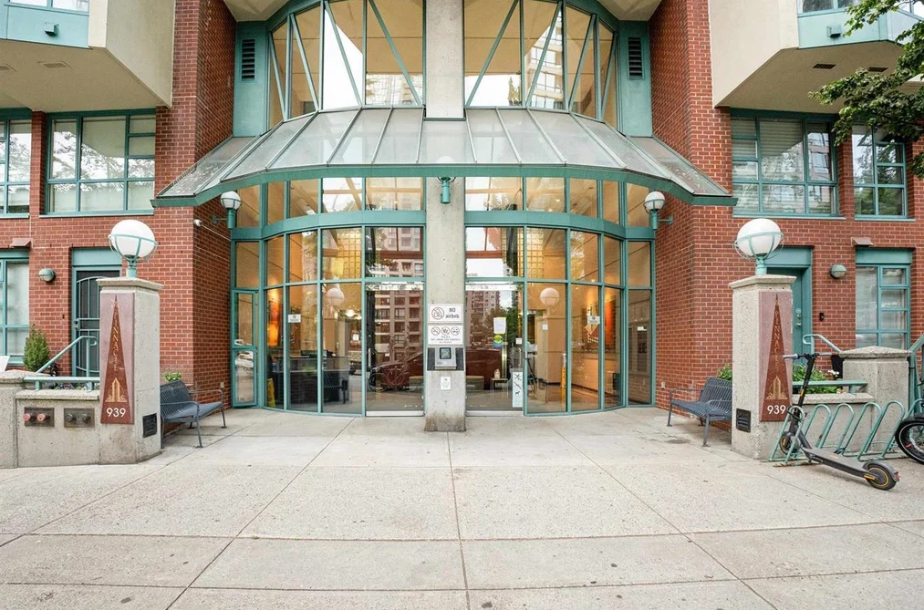 Condo for sale at 304 939 Homer Street Vancouver British Columbia - MLS: R3147666