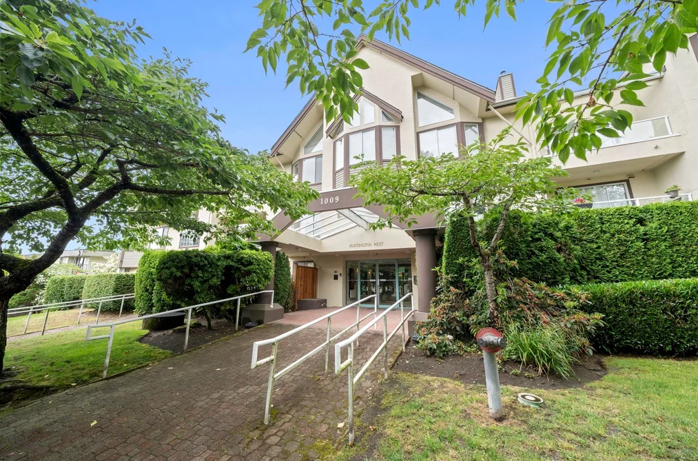 Condo for sale at 305 1009 Howay Street New Westminster British Columbia - MLS: R3137319