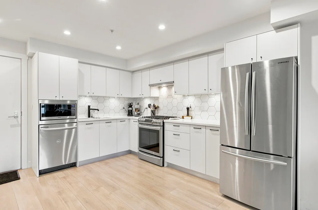 Condo for sale at 305 1519 Crown Street North Vancouver British Columbia - MLS: R3163313