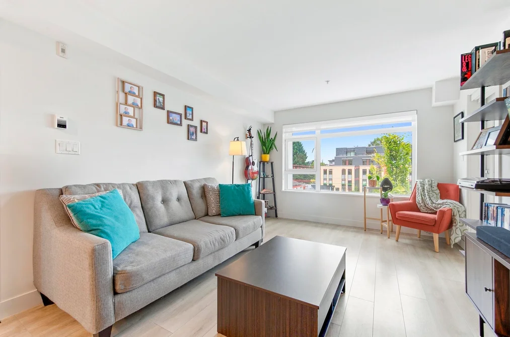 Condo for sale at 305 1519 Crown Street North Vancouver British Columbia - MLS: R3163313