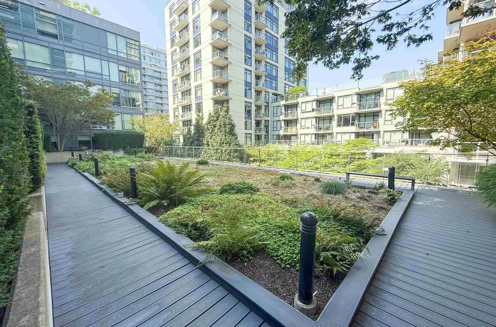 Condo for sale at 305 1783 Manitoba Street Vancouver British Columbia - MLS: R3123193