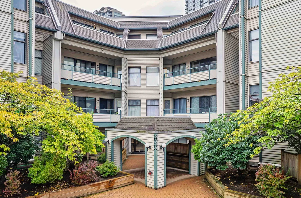 Condo for sale at 305 2925 Glen Drive Coquitlam British Columbia - MLS: R3100318