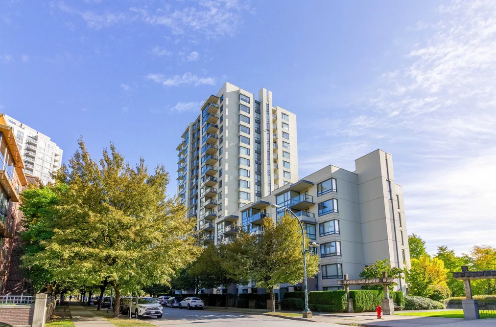 Condo for sale at 305 3588 Crowley Drive Vancouver British Columbia - MLS: R3091153
