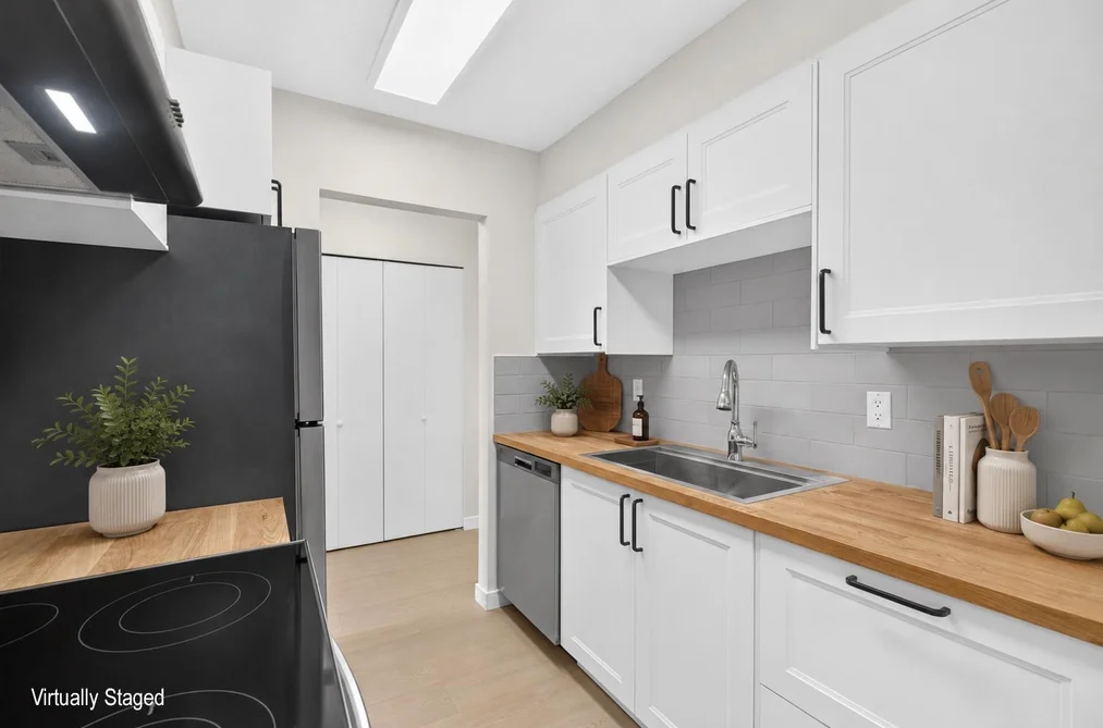 Condo for sale at 305 466 E Eighth Avenue New Westminster British Columbia - MLS: R3154735