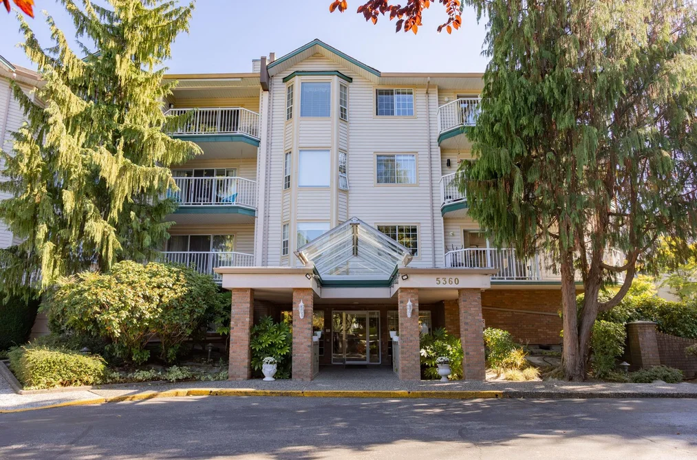 Condo for sale at 305 5360 205 Street Langley British Columbia - MLS: R3167781