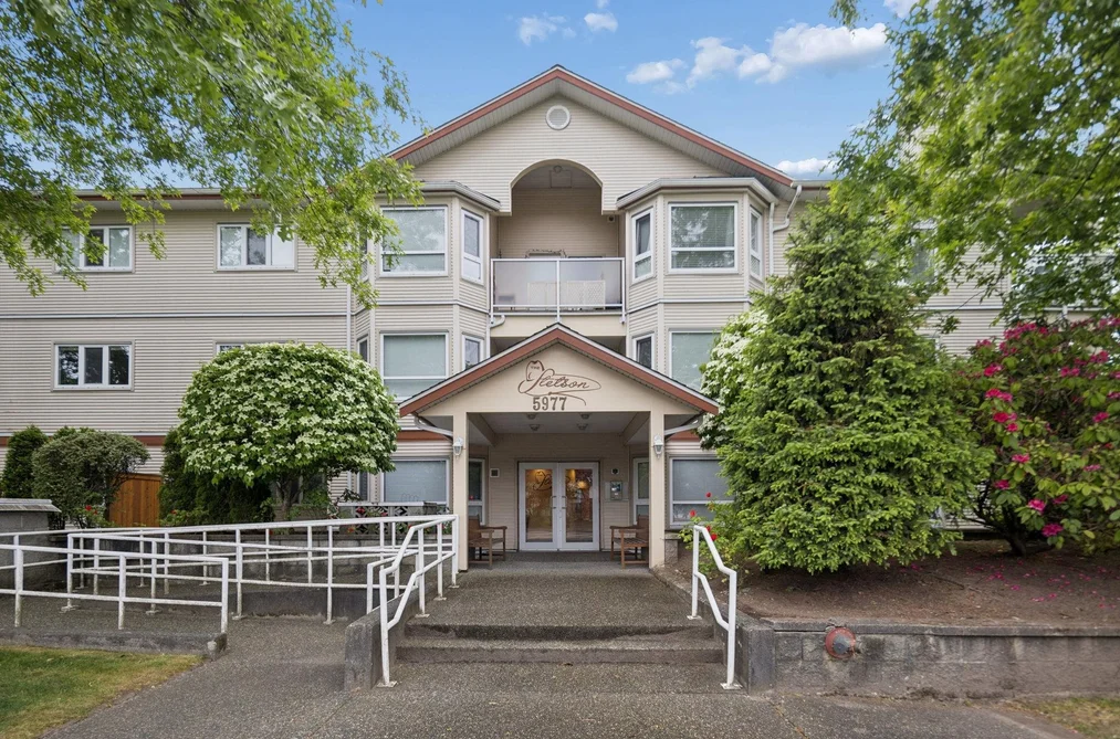 Condo for sale at 305 5977 177b Street Surrey British Columbia - MLS: R3126630