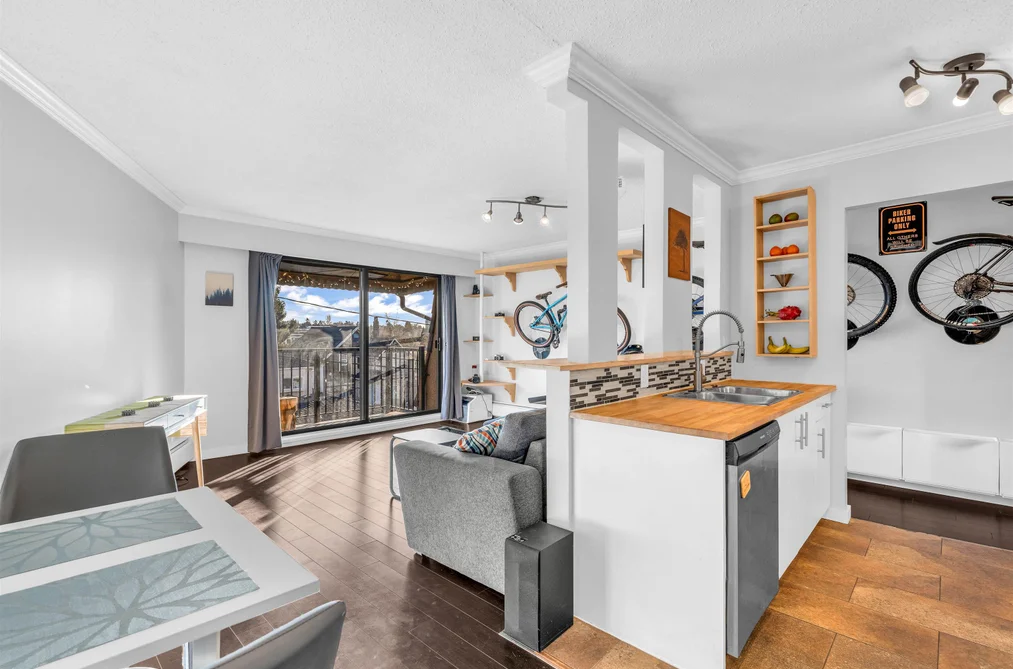 Condo for sale at 306 2222 Cambridge Street Vancouver British Columbia - MLS: R3113436