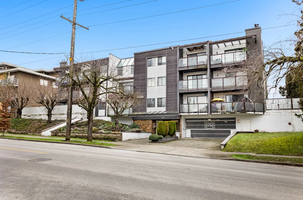 Condo for sale at 306 315 Tenth Street New Westminster British Columbia - MLS: R3163766