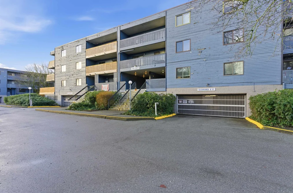 Condo for sale at 306 5906 176a Street Surrey British Columbia - MLS: R3080138