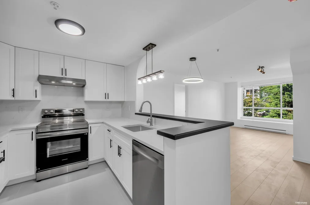 Condo for sale at 306 6833 Village Green Burnaby British Columbia - MLS: R3160549