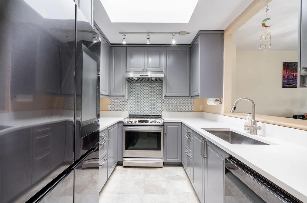 Condo for sale at 306 9763 140 Street Surrey British Columbia - MLS: R3117185