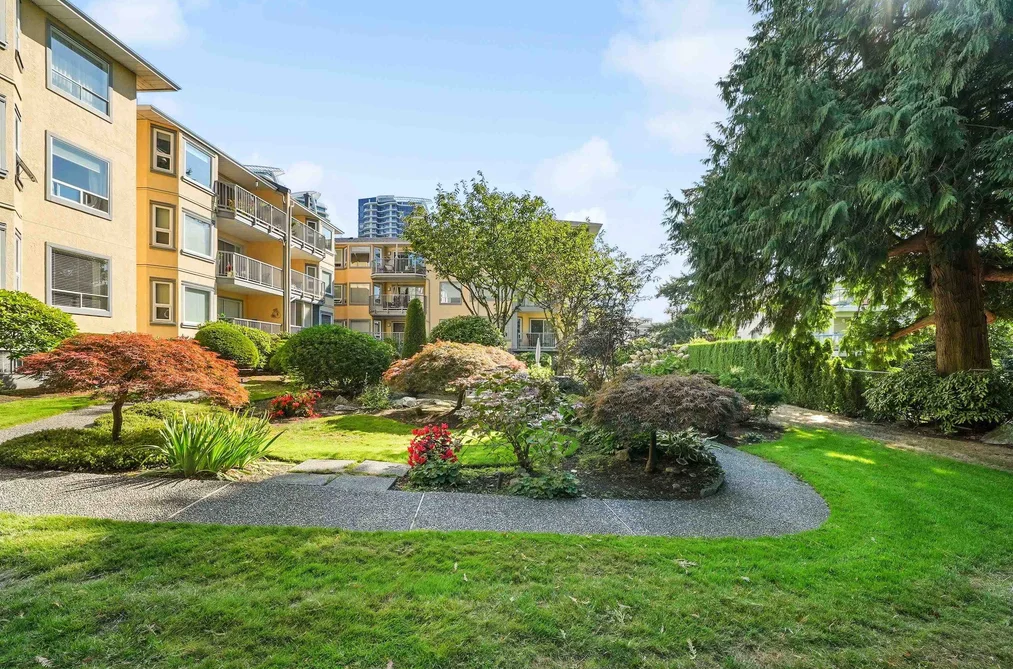 Condo for sale at 307 1459 Blackwood Street White Rock British Columbia - MLS: R3162324