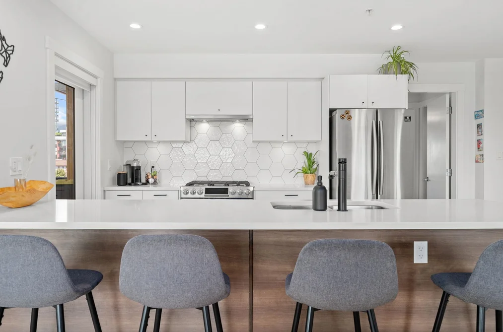 Condo for sale at 307 1519 Crown Street North Vancouver British Columbia - MLS: R3123649
