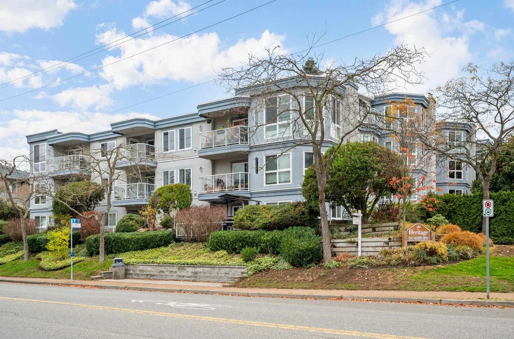 Condo for sale at 307 15941 Marine Drive White Rock British Columbia - MLS: R3107432