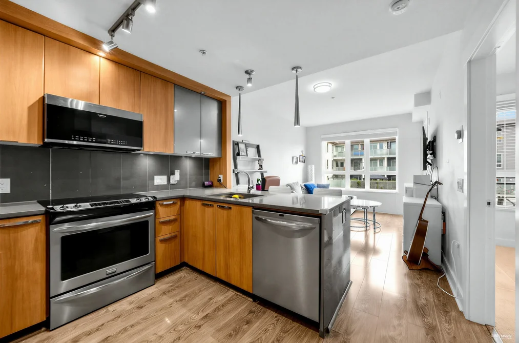 307 733 W 14TH STREET, North Vancouver BC V7M 0C6, North Vancouver BC — Residential for Sale - Photo 3