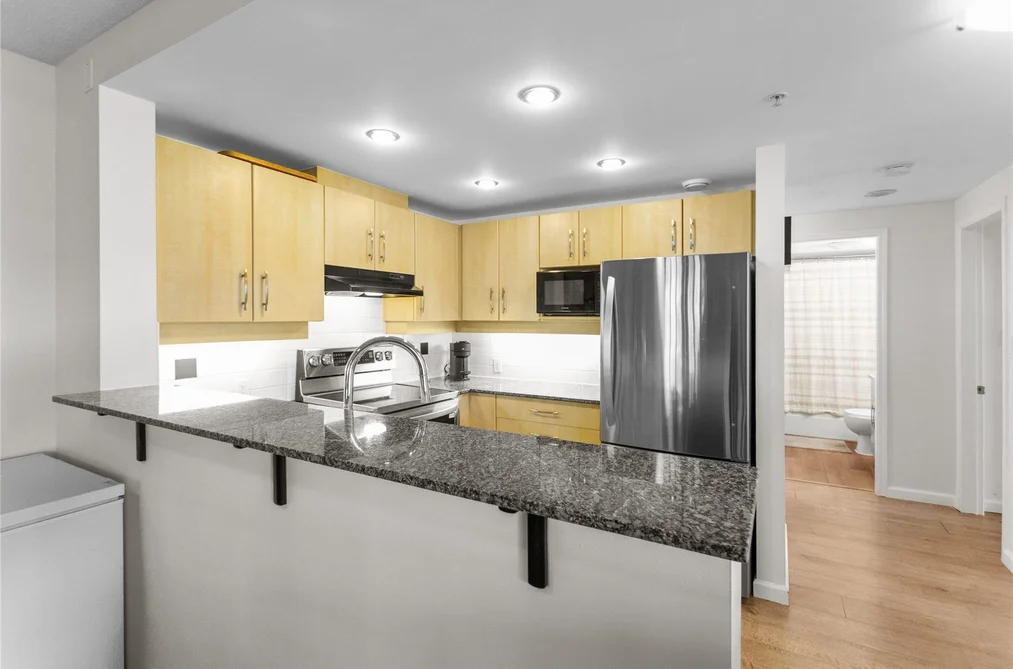 307 9298 UNIVERSITY CRESCENT, Burnaby BC V5A 4X8, Burnaby BC — Residential for Sale — Photo 11 of 21