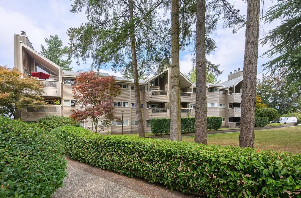 Condo for sale at 309 932 Robinson Street Coquitlam British Columbia - MLS: R3157798