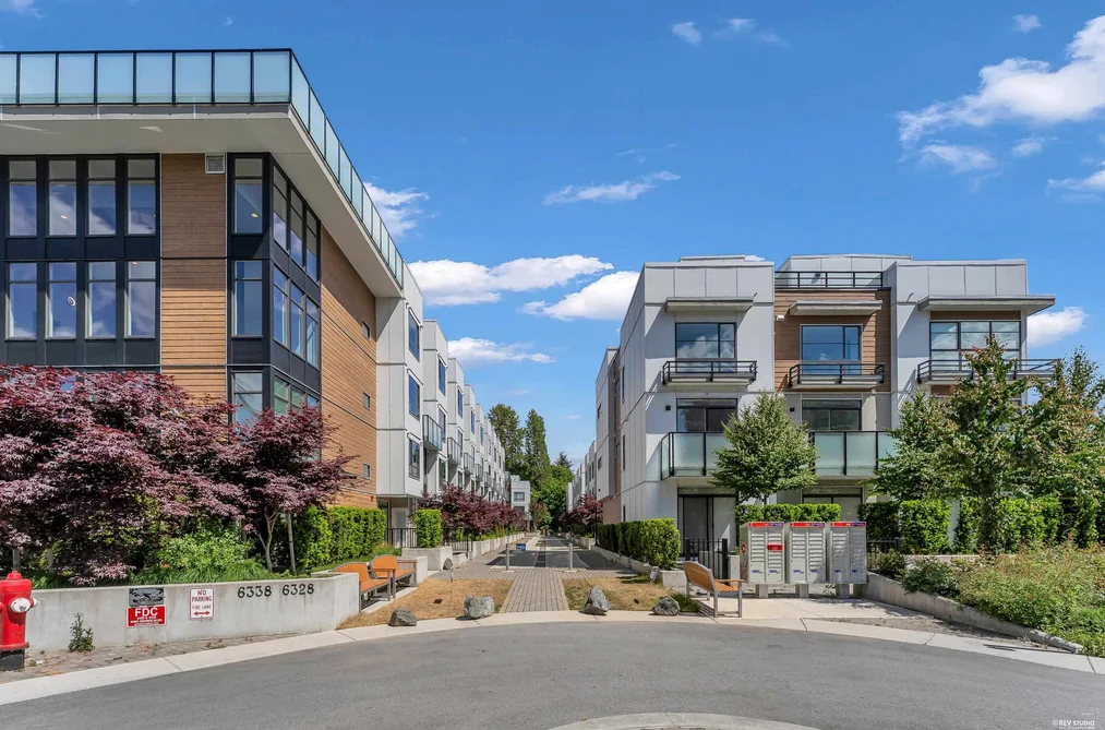 Townhouse for sale at 310 6338 King George Boulevard Surrey British Columbia - MLS: R3126687