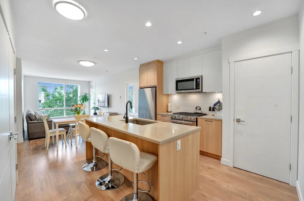 311 707 COMO LAKE AVENUE, Coquitlam BC V3J 0J5, Coquitlam BC — Residential for Sale - Photo 2