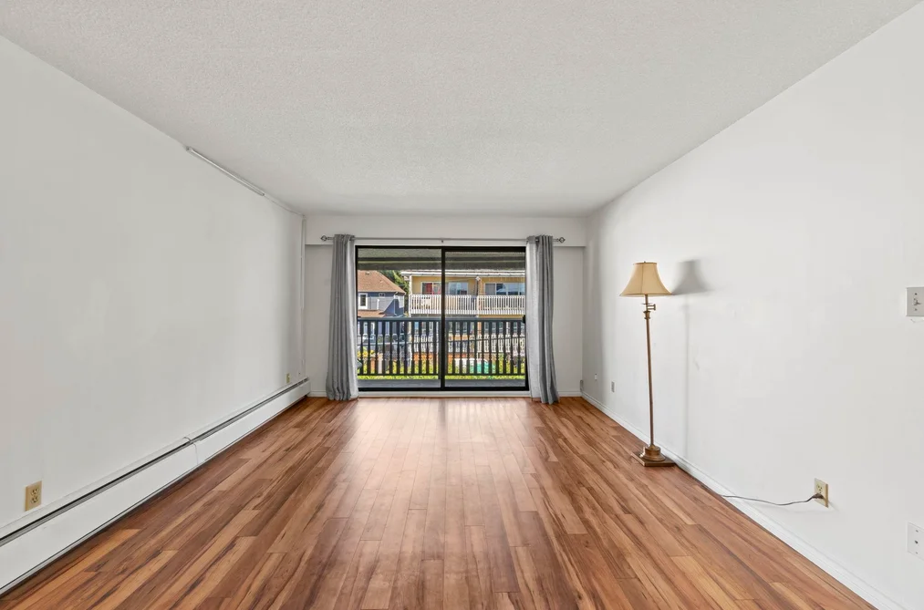 315 310 W 3RD STREET, North Vancouver BC V7M 1G4, North Vancouver BC — Residential for Sale - Photo 2