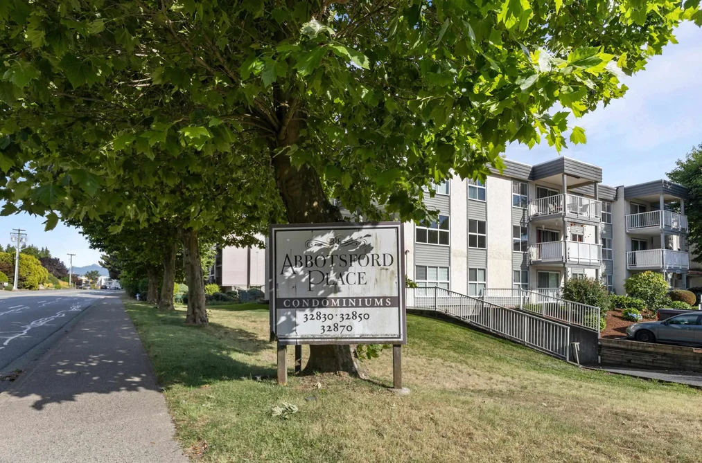 Condo for sale at 319 32850 George Ferguson Way Abbotsford British Columbia - MLS: R3139945