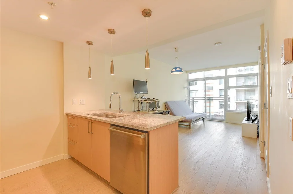 319 38 W 1ST STREET, Vancouver BC V5Y 0K3, Vancouver BC — Residential for Sale - Photo 2