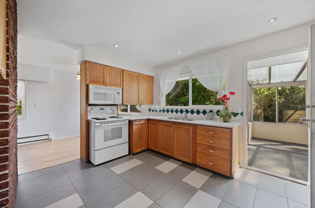 320 WALKER STREET, Coquitlam BC V3K 4C9, Coquitlam BC — Residential for Sale - Photo 6