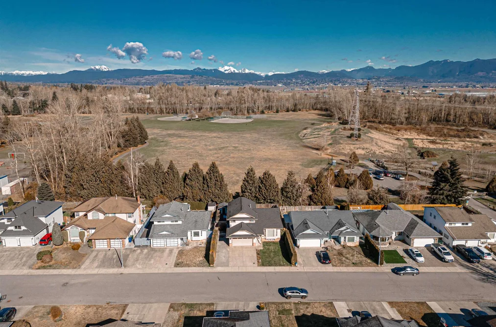 32155 CLINTON AVENUE, Abbotsford BC V2T 5B5, Abbotsford BC — Residential for Sale - Photo 2