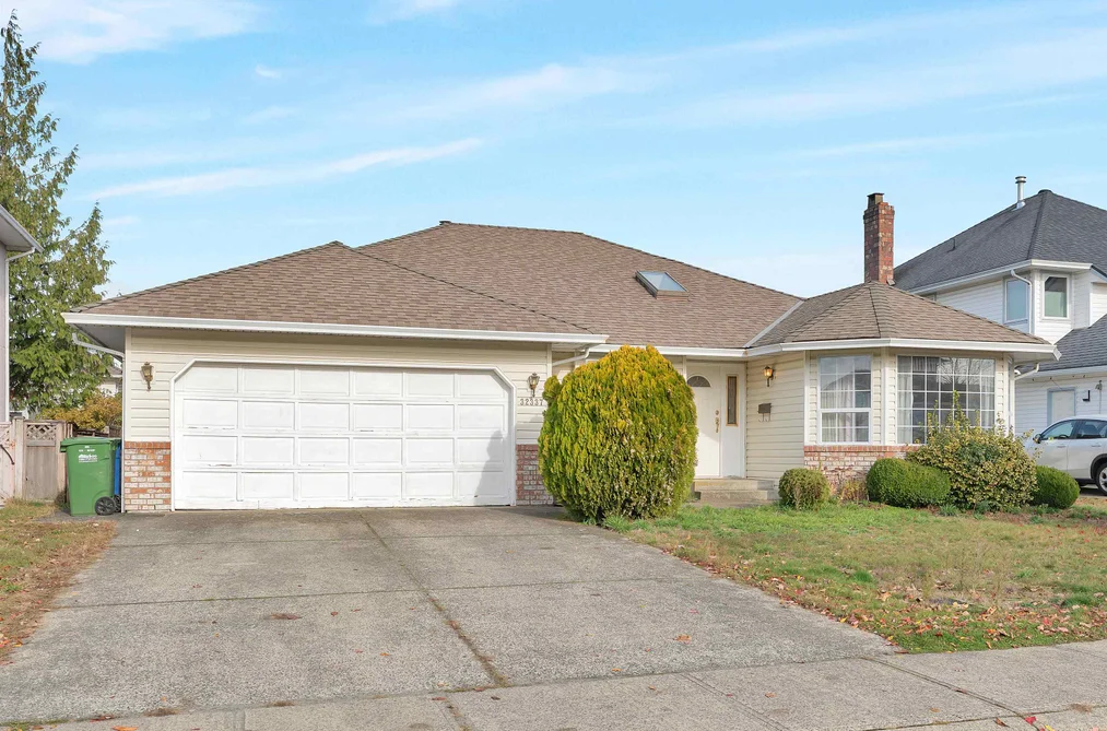 32337 NAKUSP DRIVE, Abbotsford BC V2T 5C6, Abbotsford BC — Residential for Sale - Photo 2