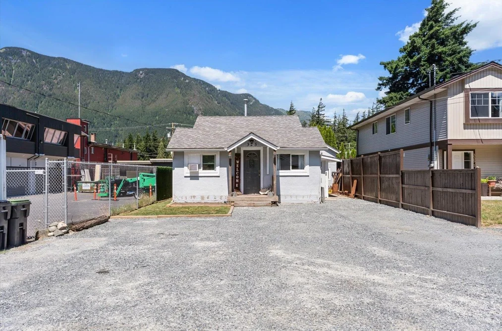 325 HUDSON BAY STREET, Hope BC V0X 1L0, Hope BC — Residential for Sale - Photo 2