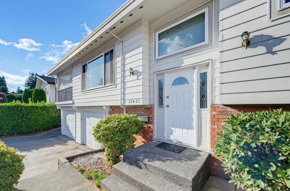 32673 Bevan Avenue, Abbotsford, BC - MLS: R3163453 - Photo 2 32673 Bevan Avenue, Abbotsford, BC - MLS: R3163453 - Photo 2