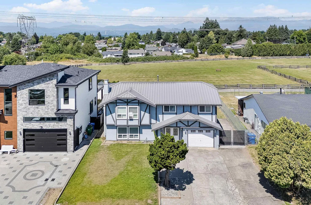 32745 OKANAGAN DRIVE, Abbotsford BC V2T 4Z4, Abbotsford BC — Residential for Sale - Photo 2