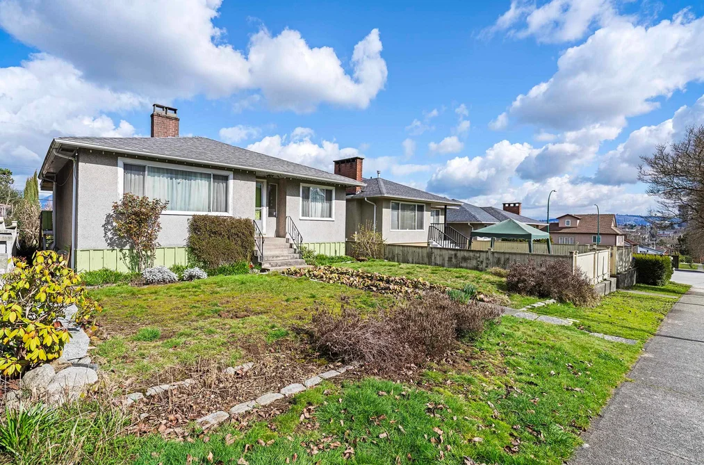 House for sale at 3281 E 2nd Avenue Vancouver British Columbia - MLS: R3102224